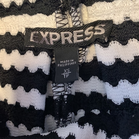 Express black and white pleated rikrak mini skirt structured wavy thick size XS - Picture 3 of 7